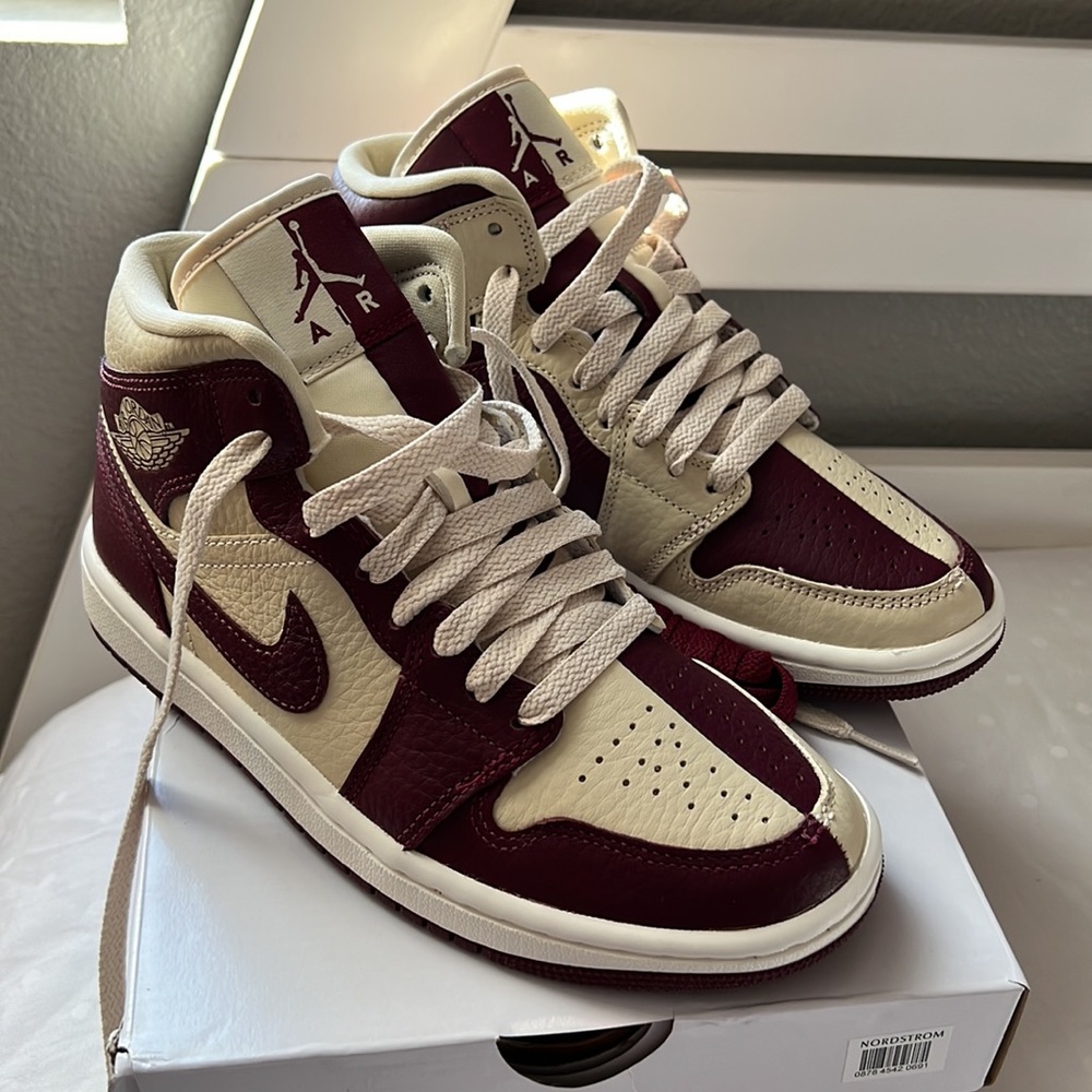 NEW Women’s Air Jordan 1 Mid SE
Shoes - Picture 15 of 17